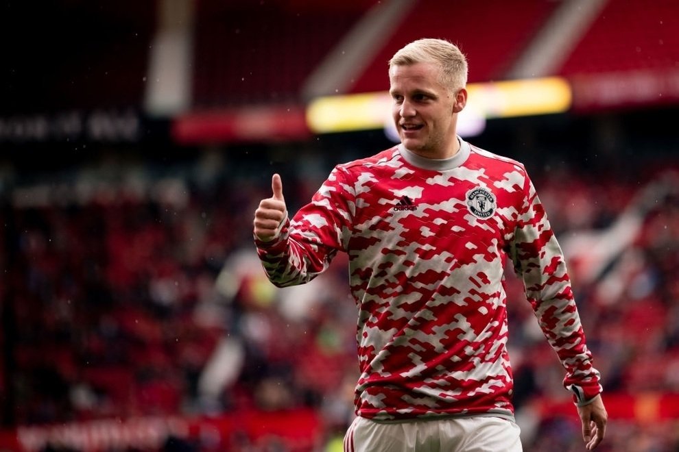 Man Utd prevented Van de Beek from `running away` from Old Trafford 2