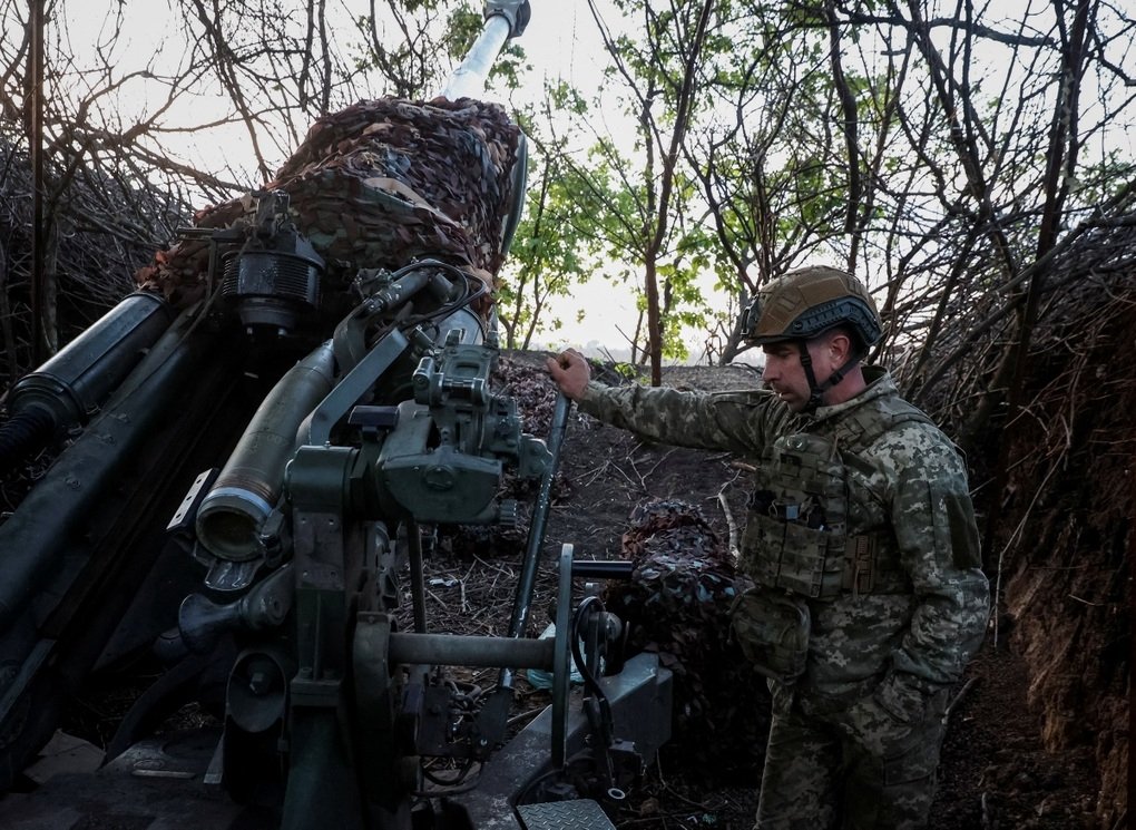 Ukraine `held its breath` waiting for aid, gearing up to stop Russia's advance 0